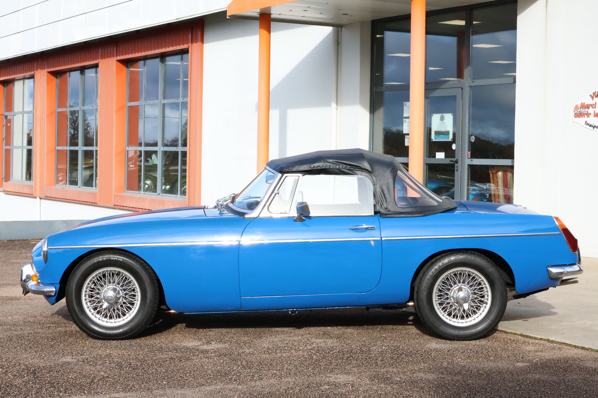 MG B Bleue 1976 – Image 3