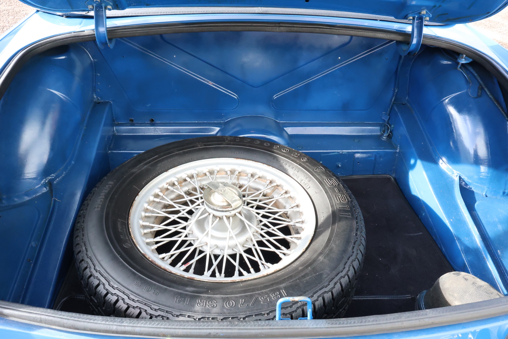 MG B Bleue 1976 – Image 14