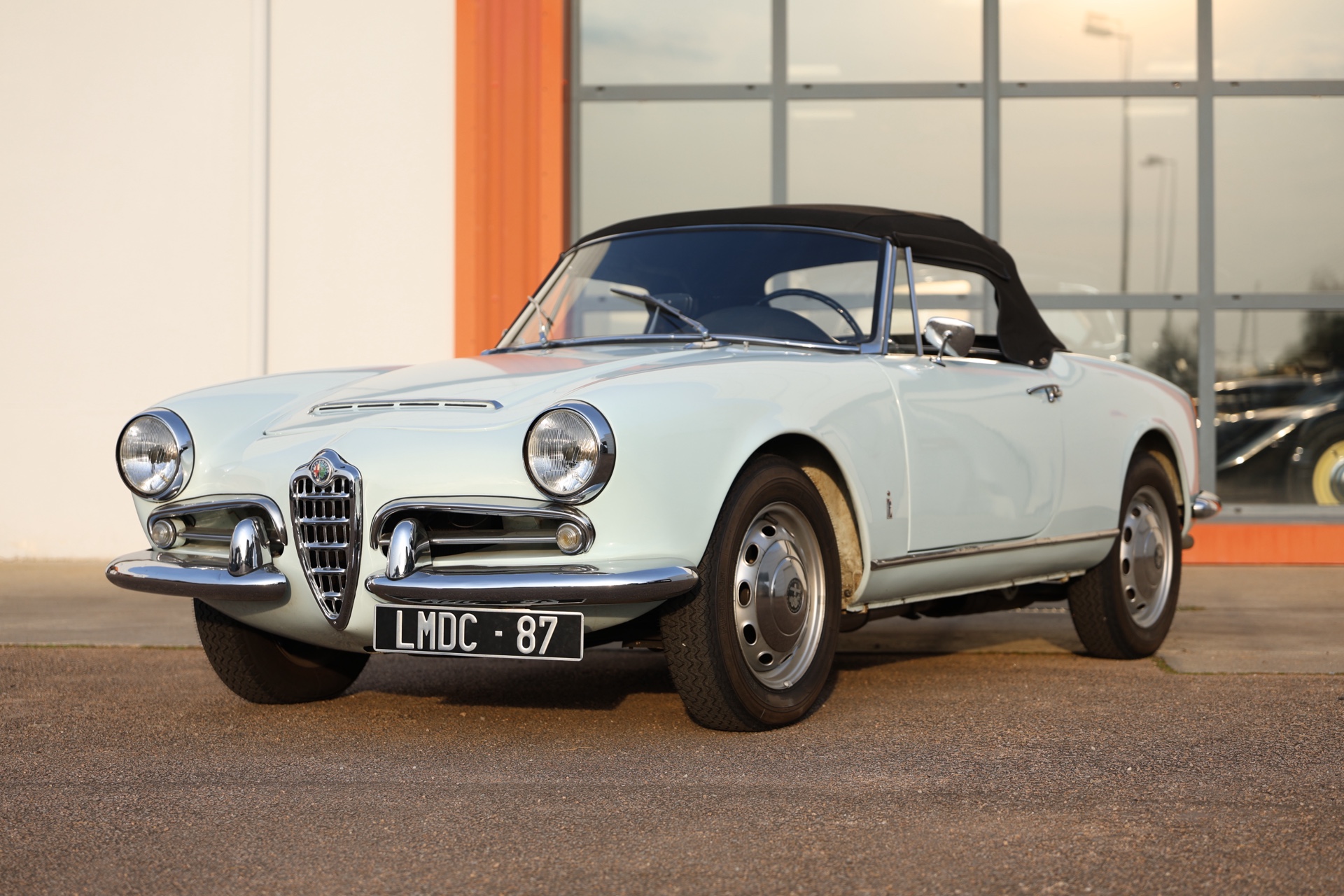 Alfa Roméo Spider Giulia Bleu Ciel 1963 – Image 3
