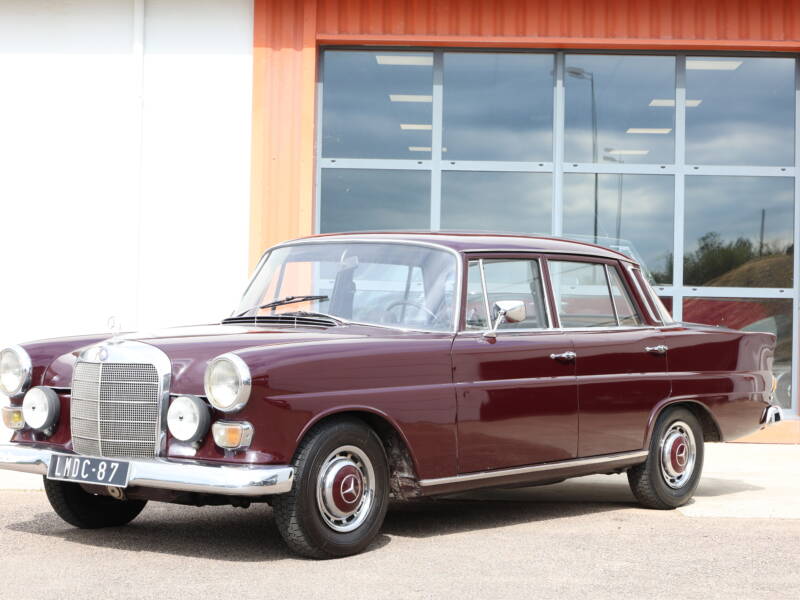 Mercedes 230 W110 Heckflosse Dunkelrot 1967