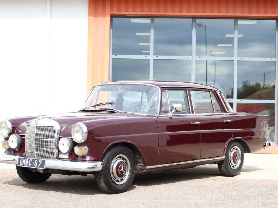Mercedes 230 W110 Keckflosse Dunkelrot 1967