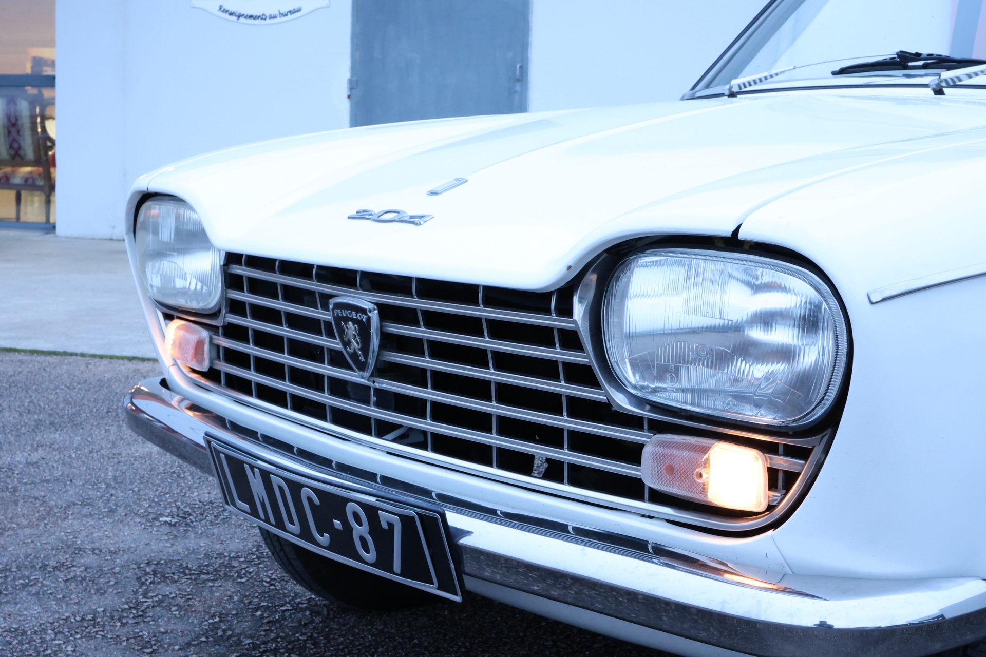 Peugeot 204 Coupé Blanche 1967 – Image 6