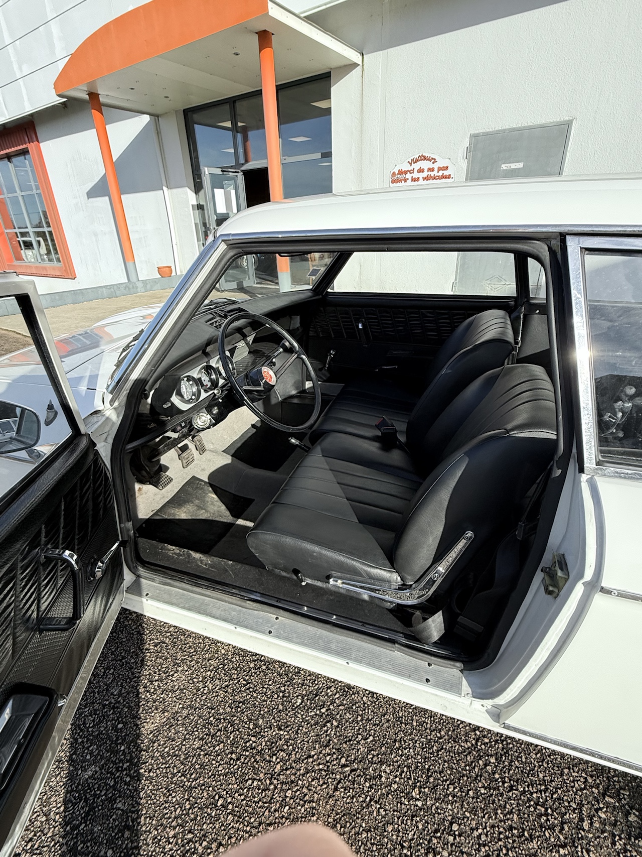 Peugeot 204 Coupé Blanche 1967 – Image 3
