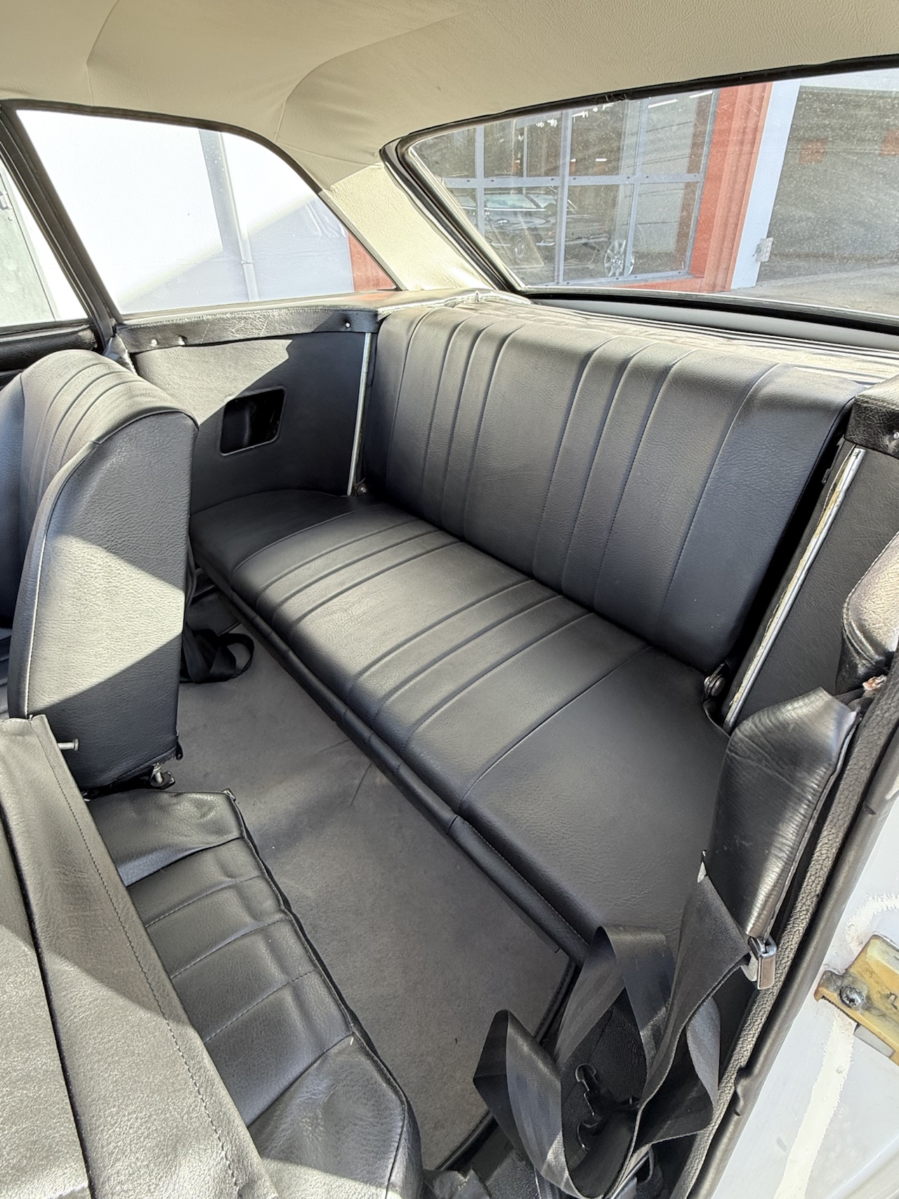 Peugeot 204 Coupé Blanche 1967 – Image 4