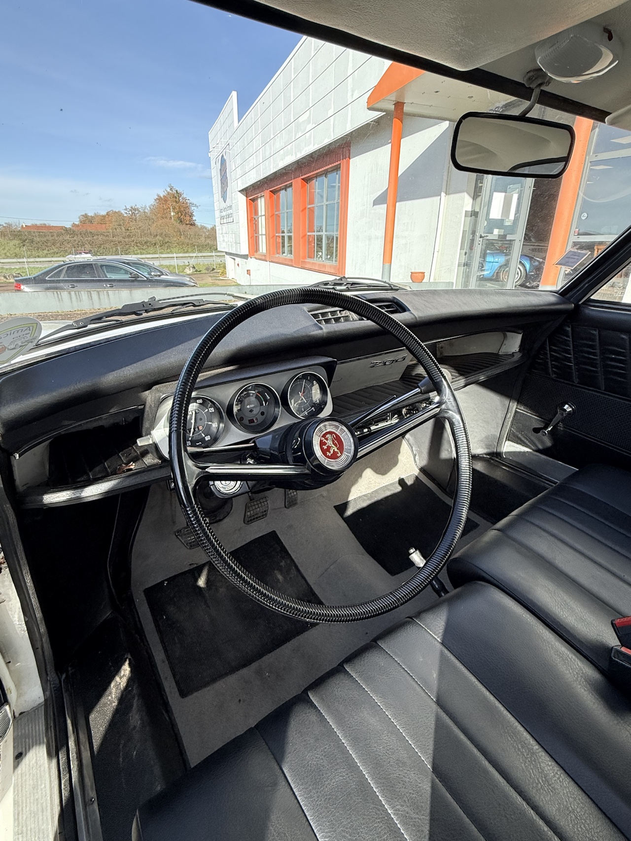 Peugeot 204 Coupé Blanche 1967 – Image 5