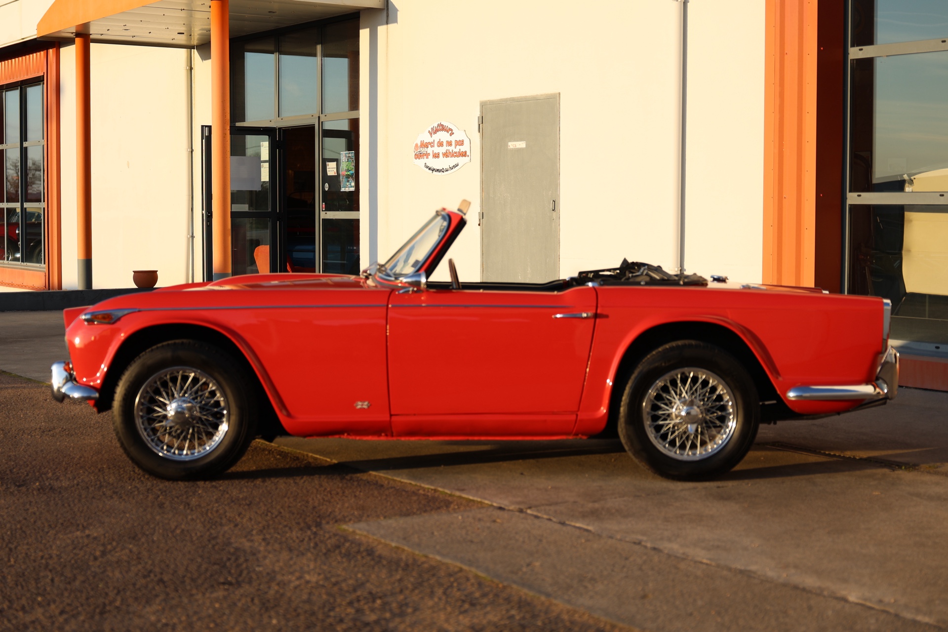Triumph TR4 A IRS Cabriolet Rouge 1965 – Image 3