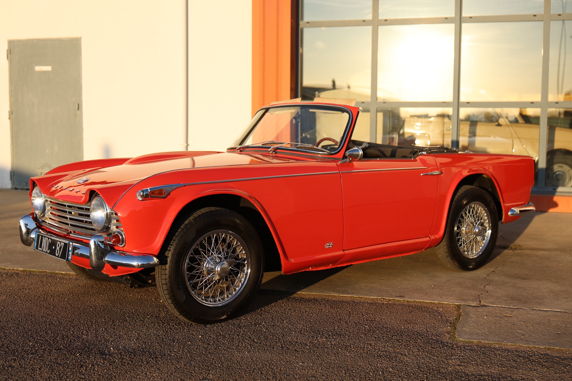 Triumph TR4 A IRS Cabriolet Rouge 1965 – Image 4