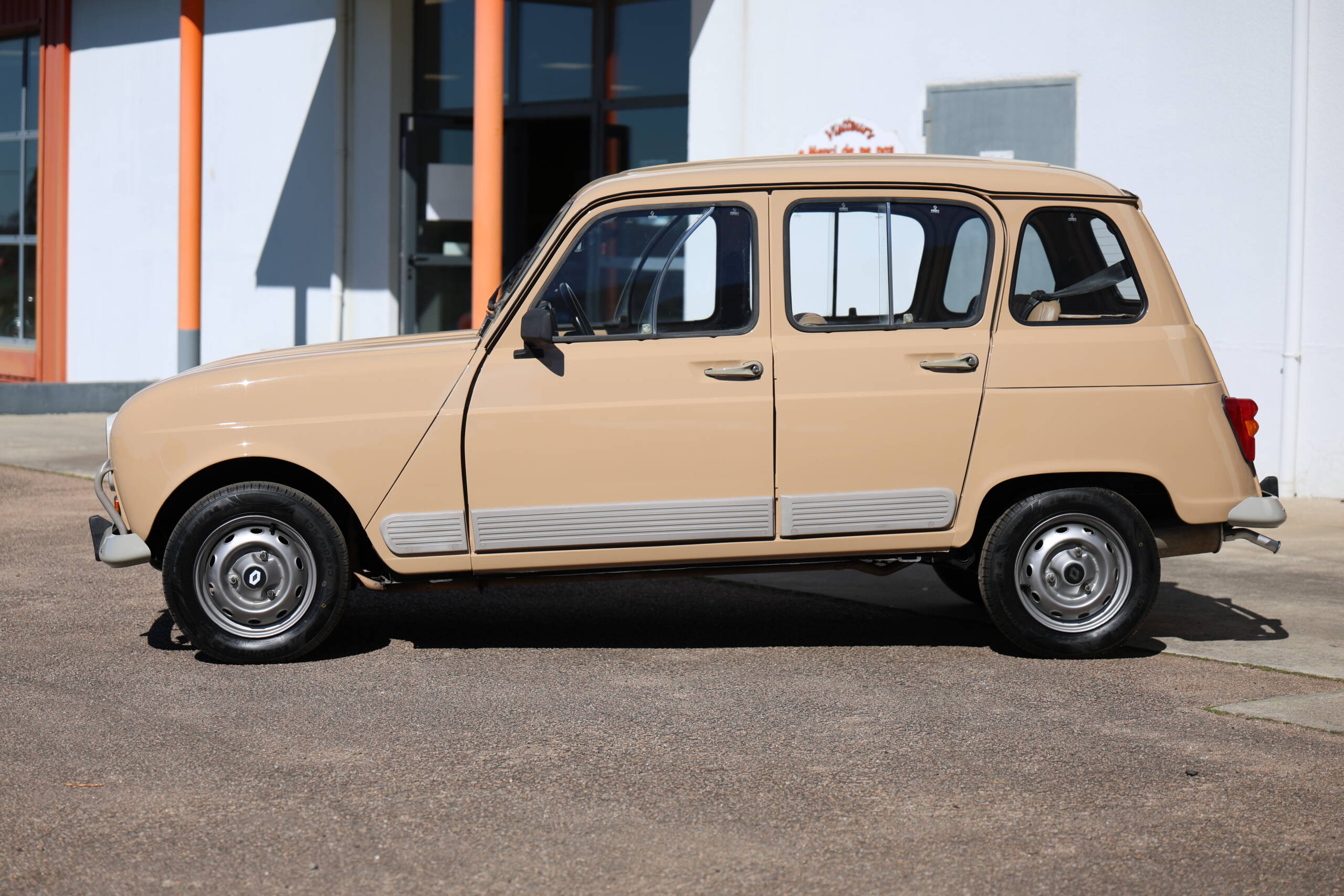 Renault 4l GTL Clan Beige 1985 – Image 3